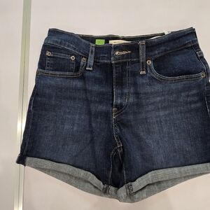 Women's size 27 Levi shorts midi